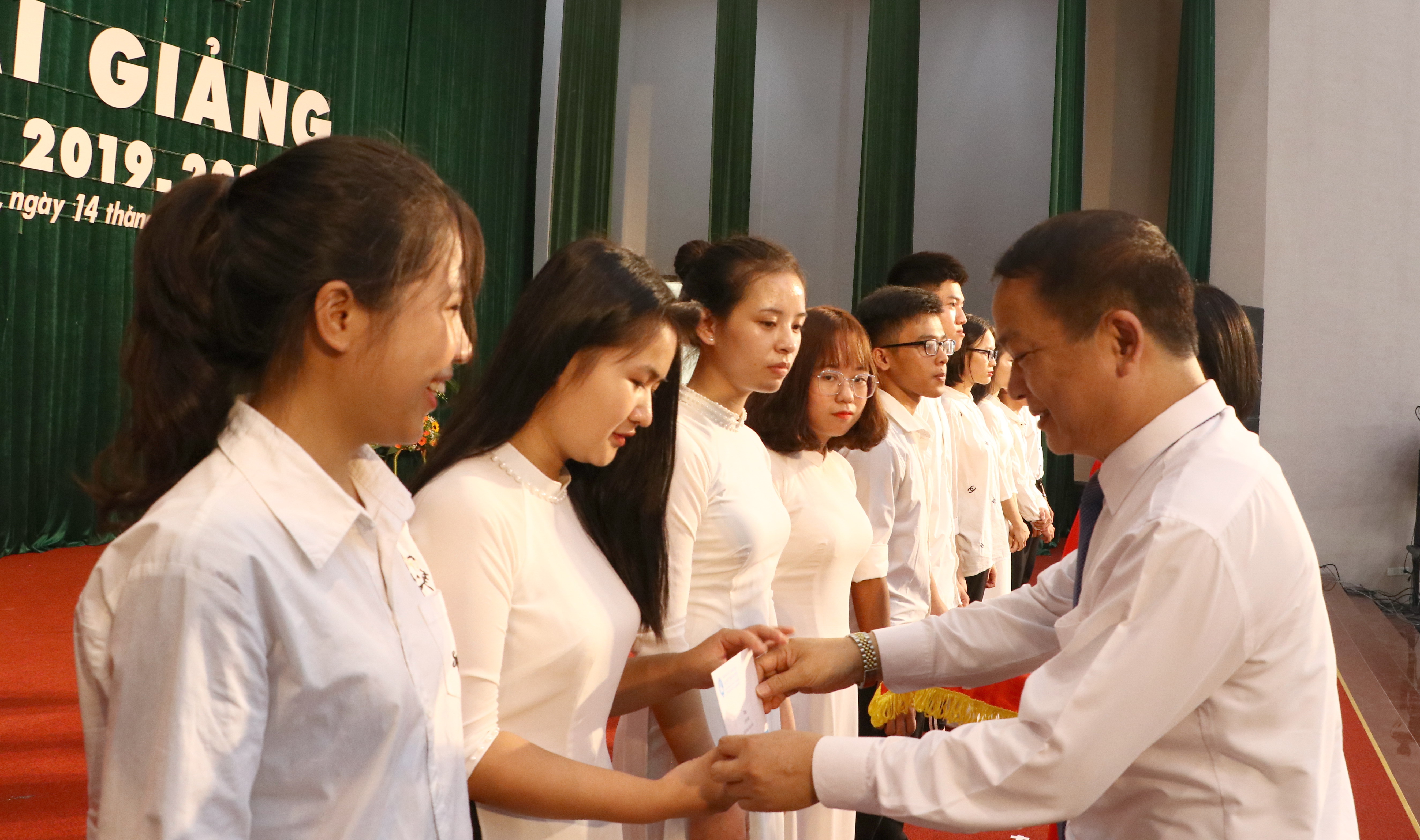 GS.TS Phạm Hồng Quang trao phần thưởng cho các tân sinh viên có thành tích cao trong kỳ thi tuyển sinh năm 2019 vào ĐHTN