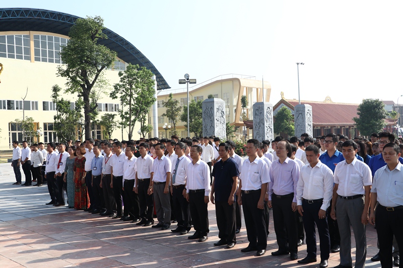 Đoàn đại biểu lãnh đạo Đại học Thái Nguyên, các đơn vị thành viên và sinh viên tiêu biểu dâng hương Bác Hồ và chụp ảnh lưu niệm tại Nhà truyền thống của Tỉnh ủy Thái Nguyên