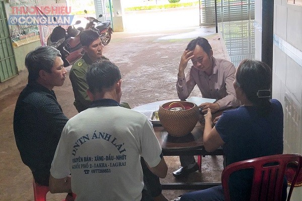 Buổi l&agrave;m việc của l&atilde;nh đạo UBND thị trấn Ia Kha trao Quyết định cưỡng chế, thu hồi đất nhưng kh&ocirc;ng được c&ocirc;ng d&acirc;n chấp nhận.