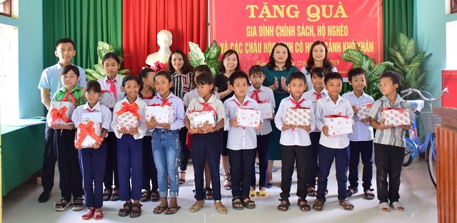 cán bộ VP UBND tỉnh Thừa Thiên Huế tặng quà cho học sinh nghèo hiếu học