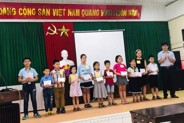 Chi cục Kiểm L&acirc;m Thừa Thi&ecirc;n Huế trao thưởng cho HS giỏi