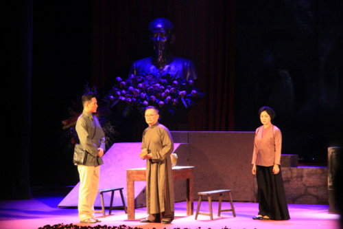 Một cảnh trong trích đoạn kịch kể về giây phút cụ Bùi Bằng Đoàn nhận tâm thư Chủ tịch Hồ Chí Minh được biểu diễn tại Lễ kỷ niệm. Ảnh: Bình Thanh
