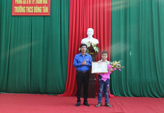 Tỉnh đoàn Thanh Hóa trao Bằng khen cho em Nguyễn Bình Minh