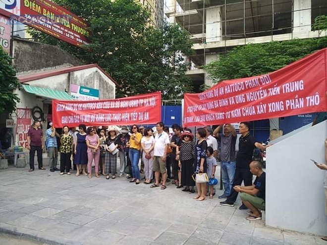 Khách hàng tập trung phản đối tại dự án Hattoco 110 Trần Phú, Hà Đông, Hà Nội