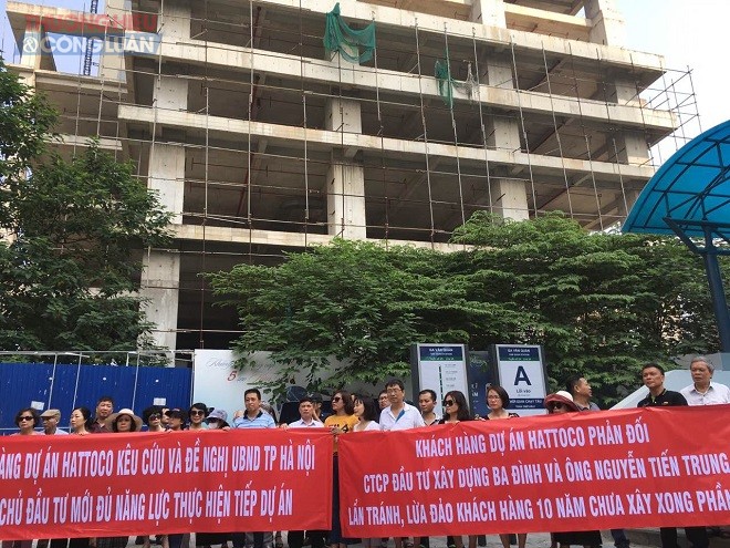 Khách hàng tập trung phản đối tại dự án Hattoco 110 Trần Phú, Hà Đông, Hà Nội