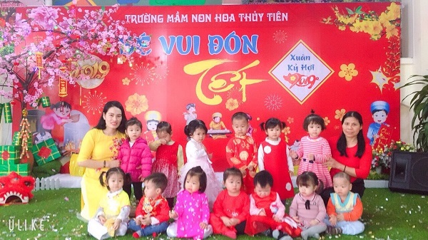 Lớp nhà trẻ năm học 2018-2019 (cô Lành bên trái áo vàng, cô Hào bên phải áo đỏ)
