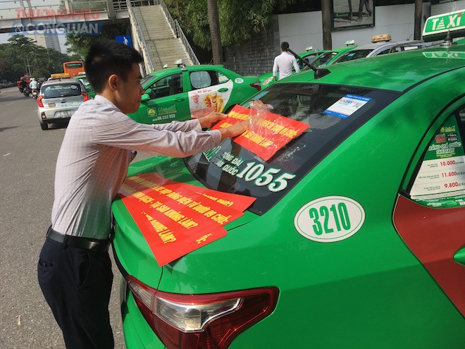 Taxi truyền thống dán khẩu hiệu ủng hộ gắn mào xe công nghệ