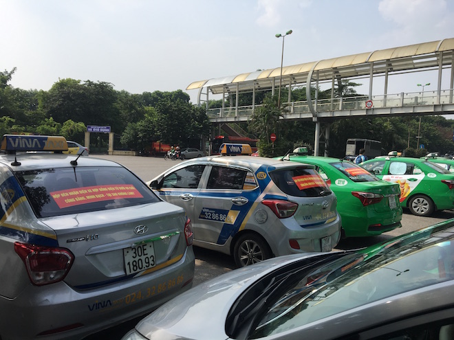 Hàng loạt taxi truyền thống ủng hộ gắn hộp đèn với xe công nghệ