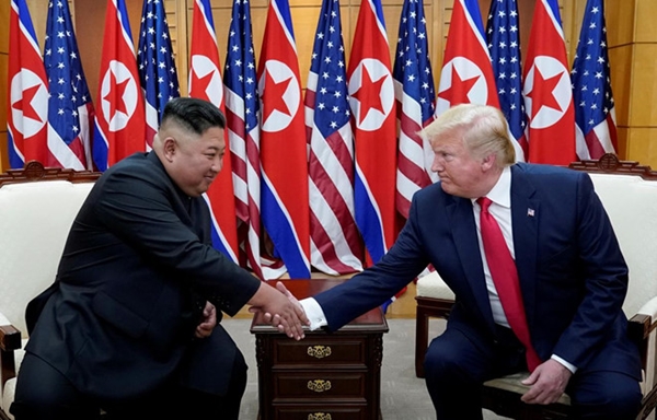 Tổng thống Trump (phải) và Chủ tịch Kim gặp nhau tại Bàn Môn Điếm vào ngày 30/6 (Ảnh Reuters)