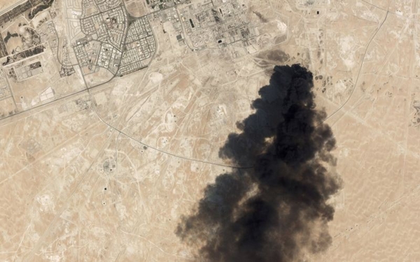 Hình ảnh vệ tinh cho thấy khói bốc lên từ nhà máy lọc dầu Abquaiq của Saudi Arabia (Ảnh: AP)