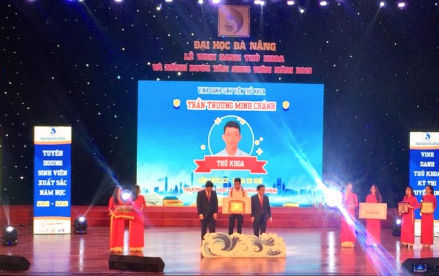 Đà Nẵng: Tổ chức “Lễ Vinh danh Thủ khoa và nâng bước tân sinh viên” năm 2019.