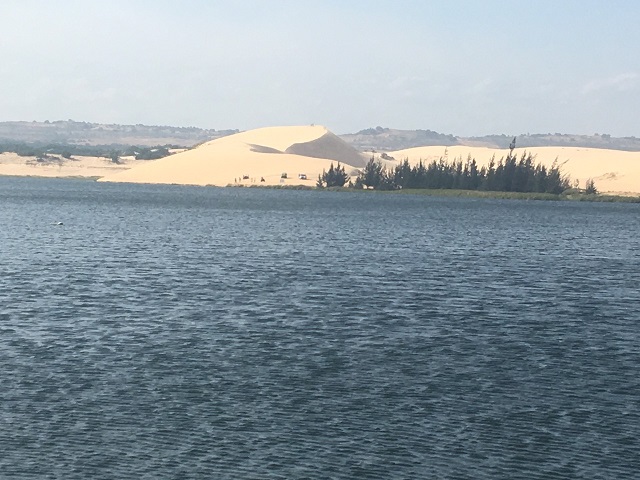 Quang cảnh khu vực UBND huyện ra quyết định khắc phục hậu quả, cưỡng chế