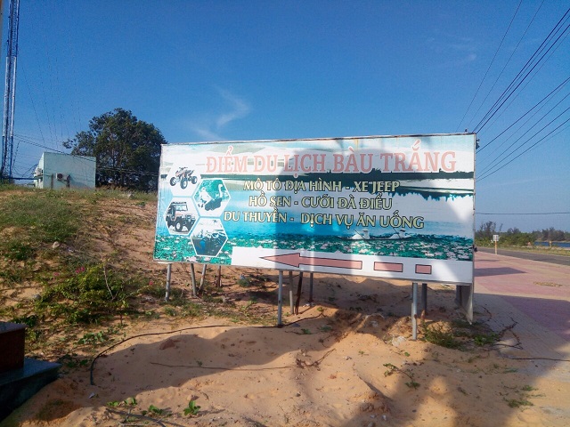 KLD B&agrave;u Trắng thực chất vẫn đang cho tư nh&acirc;n thu&ecirc; kinh doanh c&aacute;c dịch vụ ph&iacute;a trong với quang cảnh nhếch nh&aacute;c, mất vệ sinh