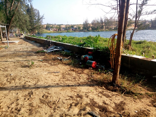 KLD B&agrave;u Trắng thực chất vẫn đang cho tư nh&acirc;n thu&ecirc; kinh doanh c&aacute;c dịch vụ ph&iacute;a trong với quang cảnh nhếch nh&aacute;c, mất vệ sinh