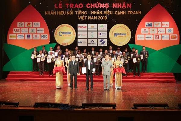 &Ocirc;ng Vũ Thiệu Giang - TGĐ Pan Services H&agrave; Nội nhận chứng nhận TOP 50 Nh&atilde;n hiệu nổi tiếng Việt Nam 2019