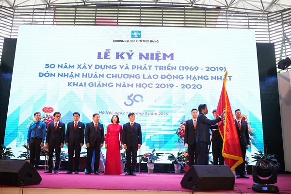 Trường ĐH Kiến trúc Hà Nội đón nhận Huân chương Lao động hạng Nhất