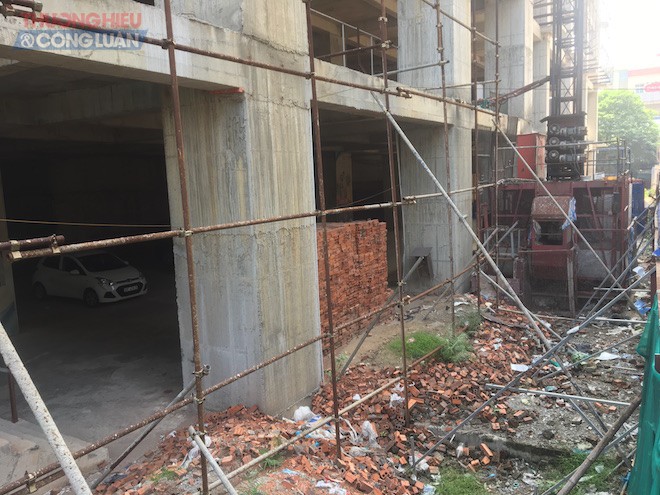 Sau nhiều năm nằm bất động, sắt th&eacute;p hoen gỉ, c&ocirc;ng trường kh&ocirc;ng một b&oacute;ng c&ocirc;ng nh&acirc;n