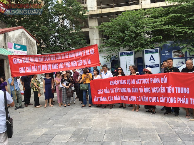 Ng&agrave;y 15/9, nhiều kh&aacute;ch h&agrave;ng mua căn hộ tại dự &aacute;n Hattoco 110 Đường Trần Ph&uacute; đ&atilde; tập trung trước cổng dự &aacute;n n&agrave;y để căn băng r&ocirc;n, tố c&aacute;o c&aacute;c vi phạm của chủ đầu tư.