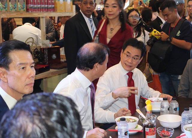 Phó Thủ tướng Chính phủ, Bộ trưởng Bộ Thương mại Thái Lan Jurin Laksanawisit (áo trắng ngoài cùng bên phải) thưởng thức món phở truyền thống và trao đổi với Lãnh đạo Bộ Công Thương Việt Nam