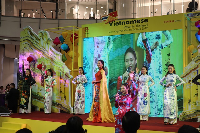 Hoa hậu Hoàn vũ Việt Nam 2017 H’Hen Nie tham gia trình diễn áo dài nhằm quảng bá văn hóa truyền thống Việt Nam đến bạn bè quốc tế