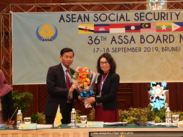 Chủ tịch ASSA nhiệm kỳ 2018-2019, Thứ trưởng, Tổng Giám đốc BHXH Việt Nam Nguyễn Thị Minh tặng hoa chúc mừng Phó Chủ tịch ASSA 2019-2020