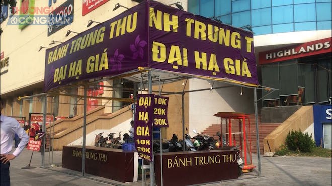 Kiot bán bánh trung thu đại hạ giá tại 110 Trần Phú, Mộ Lao, Hà Đông, Hà Nội