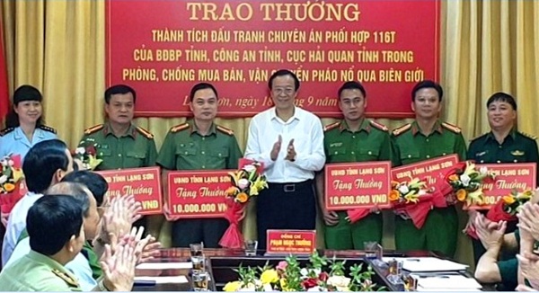 Lạng Sơn: Khen thưởng lực lượng chức năng triệt phá thành công 2 vụ buôn bán, vận chuyển heroin và pháo nổ