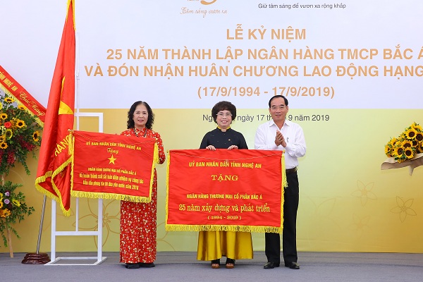 Đồng chí Hoàng Viết Đường, Phó Chủ tịch Hội đồng nhân dân tỉnh Nghệ An trao tặng Cờ thi đua xuất sắc 2018 và Bức trướng chúc mừng choBAC A BANK