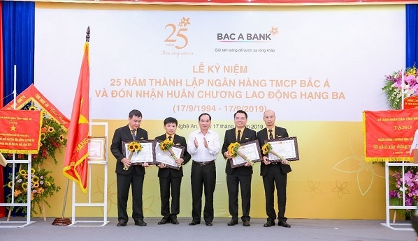 Đồng chí Hoàng Viết Đường, Phó Chủ tịch HĐND tỉnh Nghệ An trao tặng Bằng khen của UBND tỉnh Nghệ An cho những tập thể và cá nhân xuất sắc của Ngân hàng TMCP Bắc Á