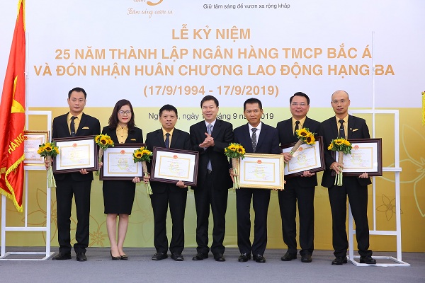 Ông Tạ Quốc Hùng – Vụ trưởng Vụ Thi đua khen thưởng NHNN thừa ủy quyền của Thống đốc NHNN trao tặng Bằng khen cho những tập thể và cá nhân xuất sắc của Ngân hàng TMCP Bắc Á