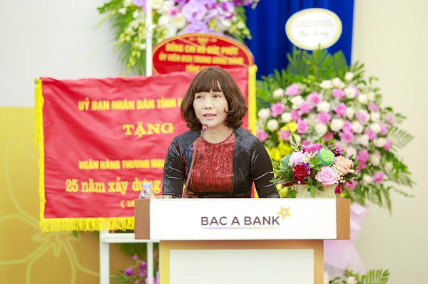 Bà Nguyễn Thị Thu Thu, Giám đốc Ngân hàng Nhà nước Chi nhánh tỉnh Nghệ An phát biểu tại buổi lễ