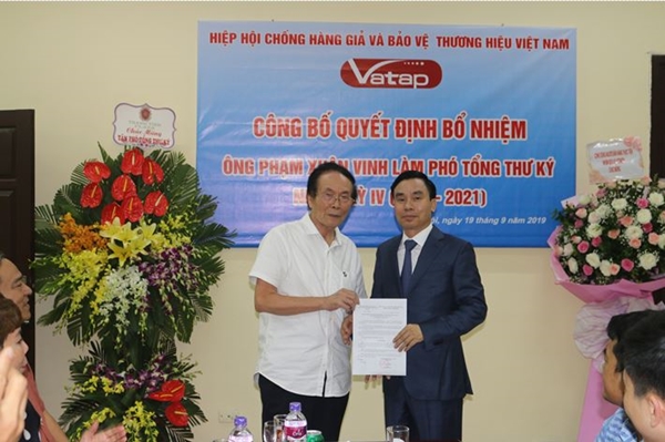 Ông Lê Thế Bảo - Chủ tịch Hiệp hội chống hàng giả và bảo vệ thương hiệu Việt Nam trao quyết định bổ nhiệm ông Phạm Xuân Vinh