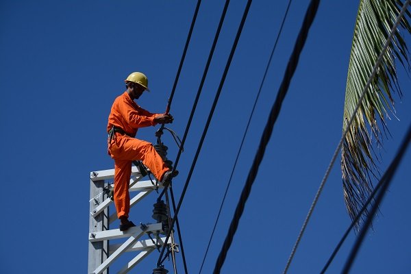 Thợ điện bảo dưỡng đường dây