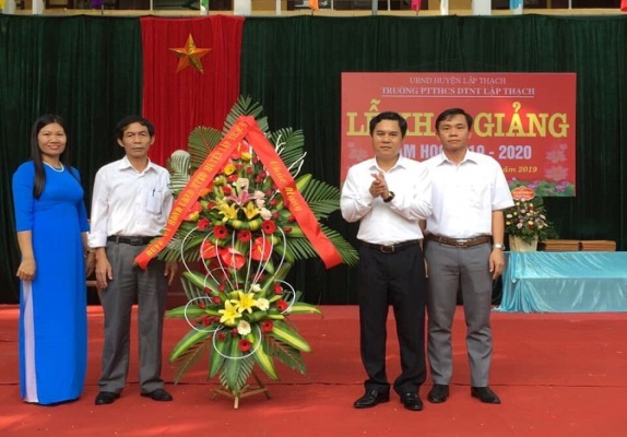 Ông Hà Văn Quyết, Phó Bí thư TT Huyện ủy Lập Thạch tặng hoa chúc mừng Trường PTTHCS Dân tộc Nội trú nhân dịp khai giảng năm học 2019-2020