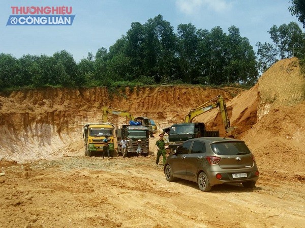 Hiện trường các đối tượng khai thác cao lanh trái phép tại khu đất đồi của gia đình ông Nguyễn Văn Huy ở khu 5 xã Hà Lương (huyện Hạ Hòa, Phú Thọ).