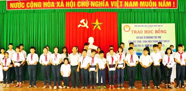 Tam Kỳ - Quảng Nam: Trao 45 suất học bổng do bác sỹ Brooks (Mỹ) tài trợ