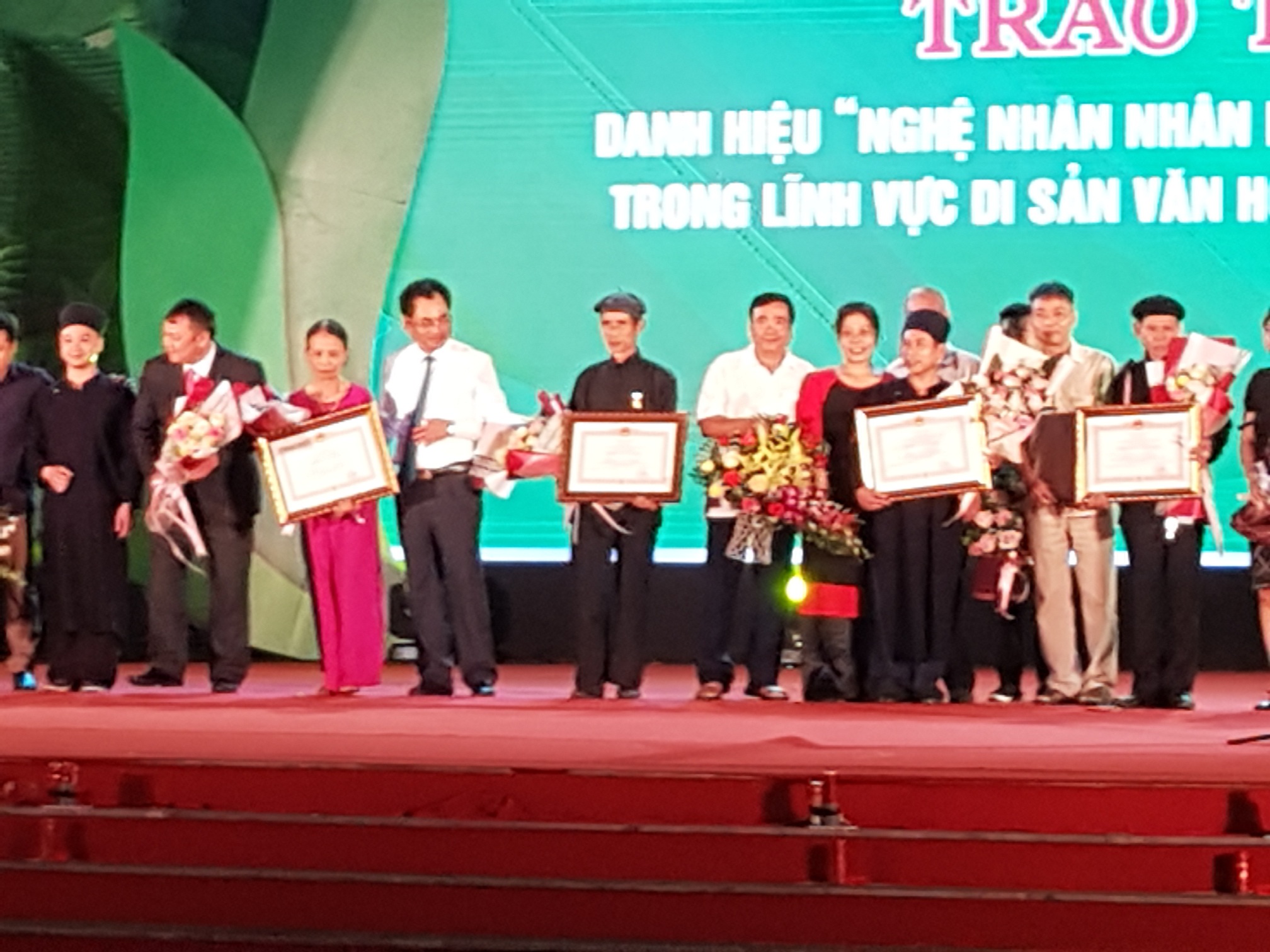 Phó Chủ tịch UBND tỉnh Thái Nguyên Trịnh Việt Hùng trao các quyết định của Chủ tịch nước phong tặng danh hiệu Nghệ nhân Nhân dân, Nghệ nhân Ưu tú