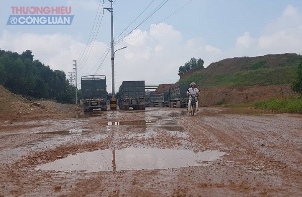 nhiều xe tải nối đuôi nhau chạy rầm rộ làm phát sinh bụi, tiếng ồn, mặt đường bị xuống cấp, ổ voi dày đặc