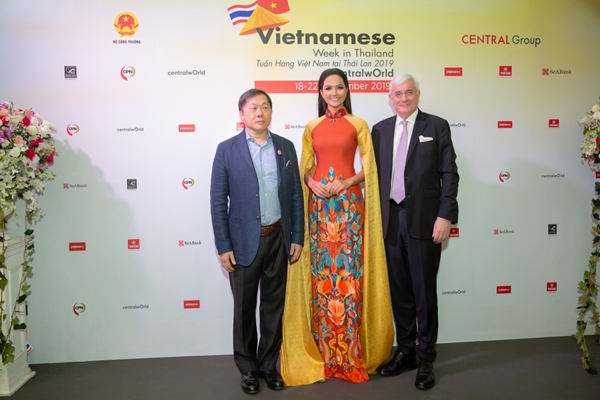 Hoa hậu H’Hen Niê đến Thái Lan nhằm quảng bá hình ảnh văn hóa ẩm thực Việt Nam đến với thế giới.
