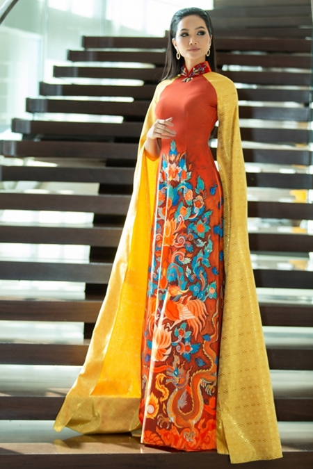 Hoa hậu H'Hen Niê rạng rỡ trong tà áo dài tại Thái Lan