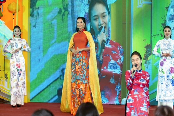 Hoa hậu H’Hen Niê tự tin trình diễn catwalk trong tà áo dài Việt