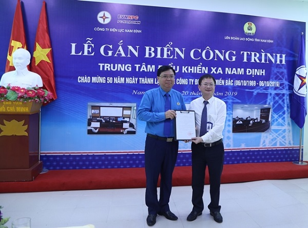 Ông Vũ Văn Nghĩa - Chủ tịch Liên đoàn Lao động tỉnh Nam Định trao Quyết định công nhận công trình TTĐKX Nam Định là công trình chào mừng 50 năm ngày thành lập EVNNPC