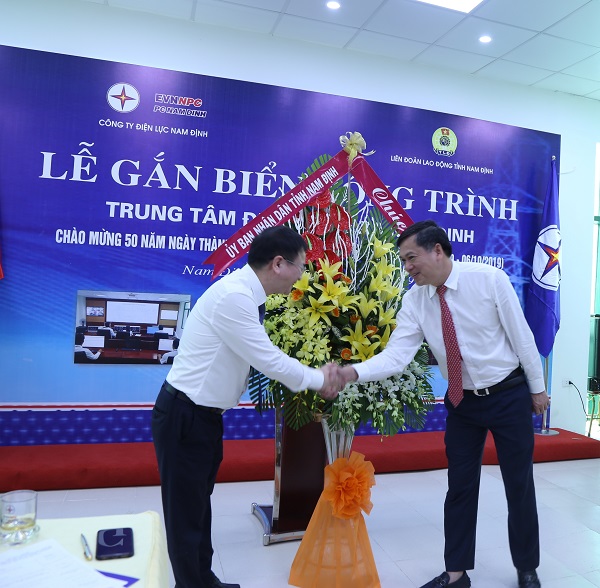 Ông Trần Lê Đoàn - Phó Chủ tịch UBND tặng hoa chúc mừng đơn vị