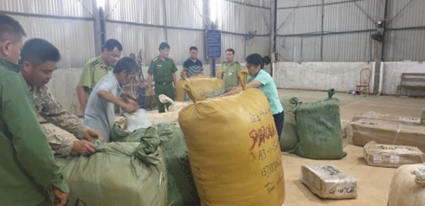 Lạng Sơn: Thu giữ lượng lớn quần áo may sẵn, ba lô học sinh do Trung Quốc sản xuất