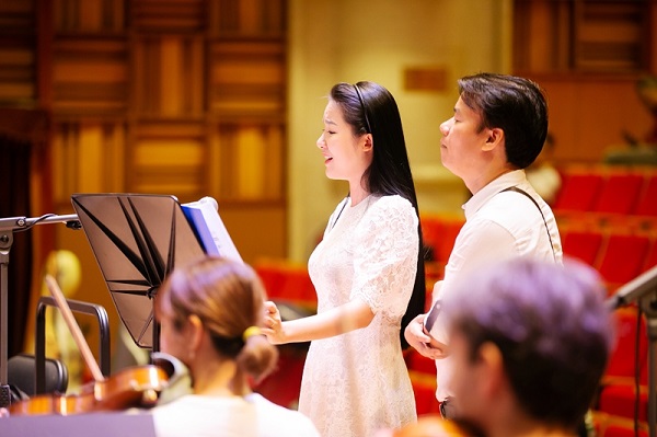 Nhạc sĩ Trần Mạnh Hùng theo sát các buổi tập luyện cho