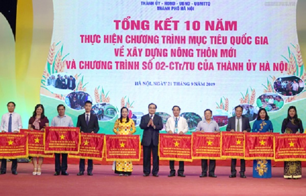 Bí thư Thành ủy Hà Nội trao Cờ Thi đua cho các đơn vị có thành tích xuất sắc trong xây dựng nông thôn mới của Thủ đô. Ảnh: VGP/Quang Hiếu