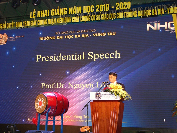 Giáo sư, Tiến sĩ. Nguyễn Lộc , Hiệu trưởng BVU phát biểu tại buổi lễ