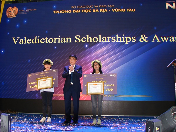 GS.TS, Nguyễn Lộc Hiệu trưởng trao học bổng cho 2 sinh viên thủ khoa mùa tuyển sinh 2019-2020