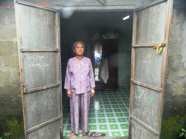 Gia đình bà Trần Thị Gái (con liệt sĩ) có 6 người, không có nhà, hàng chục năm nay sống tạm bợ ở Tổ 17, phường Thuận Lộc (trên Kinh Thành - Huế) đang chờ được tái định cư