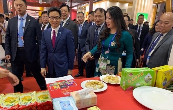 Phó Thủ tướng Vũ Đức Đam thăm Khu gian hàng thương mại Việt Nam tại Hội chợ